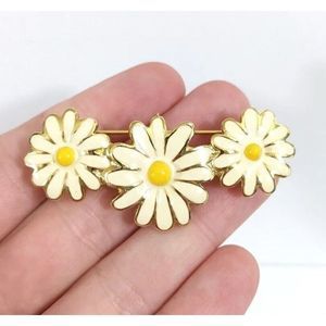 Daisy Ditsy Flower Bar Pin Brooch